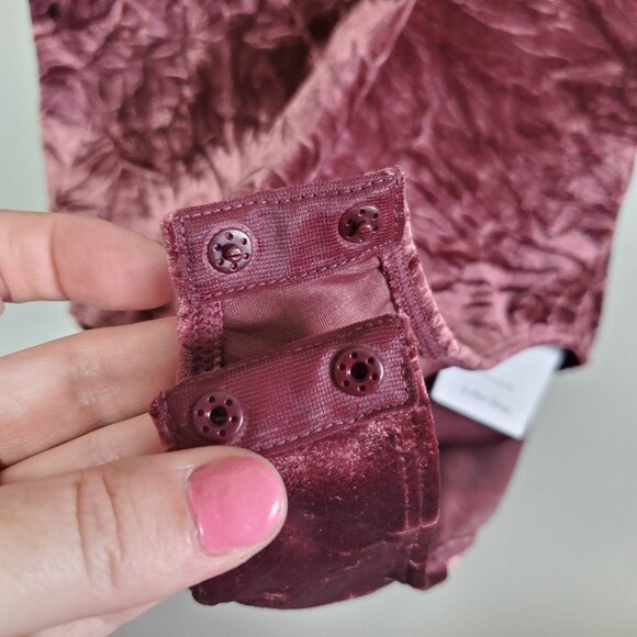 & OTHER STORIES NWT Velvet Jacquard Bodysuit SS Stretch V-Neck Burgundy Womens 6 - Picture 5 of 15